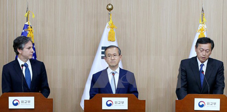 (Từ trái sang) Thứ trưởng Ngoại giao Mỹ Antony Blinken, Thứ trưởng Ngoại giao Hàn Quốc Lim Sung-nam và Thứ trưởng Ngoại giao Nhật Bản Shinsuke Sugiyama tại một cuộc họp báo ở Seoul, Hàn Quốc.